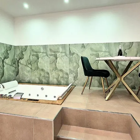 Column Luxury With Jacuzzi