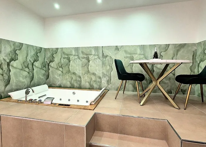 Column Luxury With Jacuzzi
