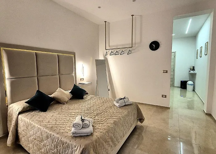 Column Luxury With Jacuzzi Apartment