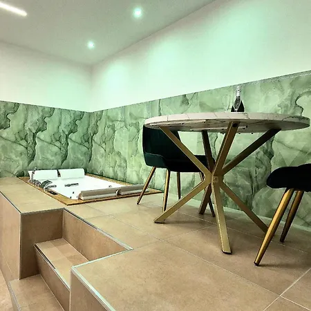 Column Luxury With Jacuzzi Apartment *