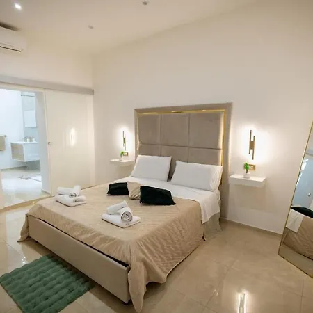 Column Luxury With Jacuzzi Apartment