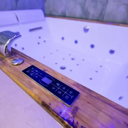 Column Luxury With Jacuzzi Apartment