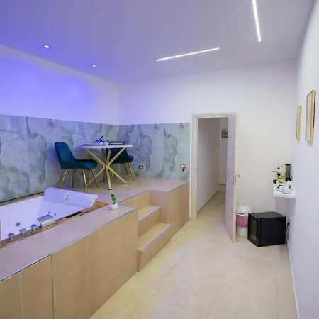 Column Luxury With Jacuzzi