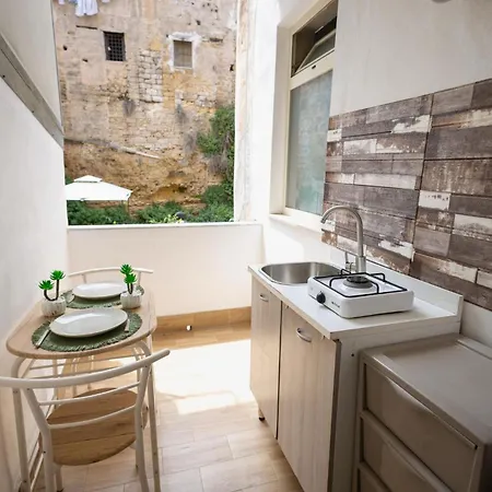 Column Luxury With Jacuzzi Apartment
