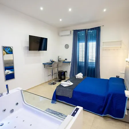 Column Luxury With Jacuzzi Apartment