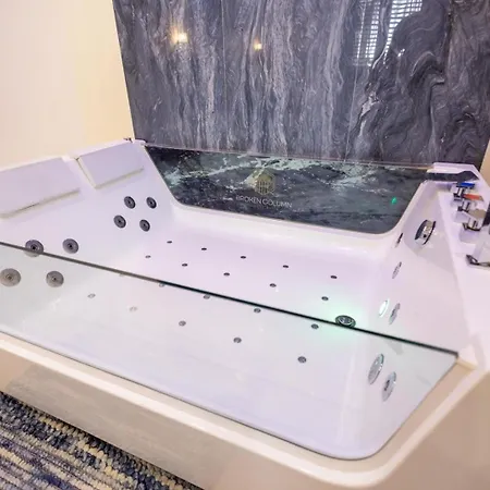 Apartment Column Luxury With Jacuzzi